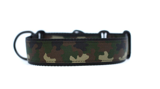 Close up view of camo collar